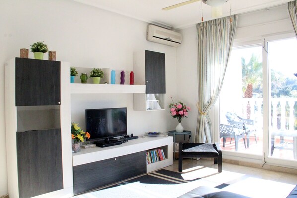 Sunny living room, TV and FREE WIFI