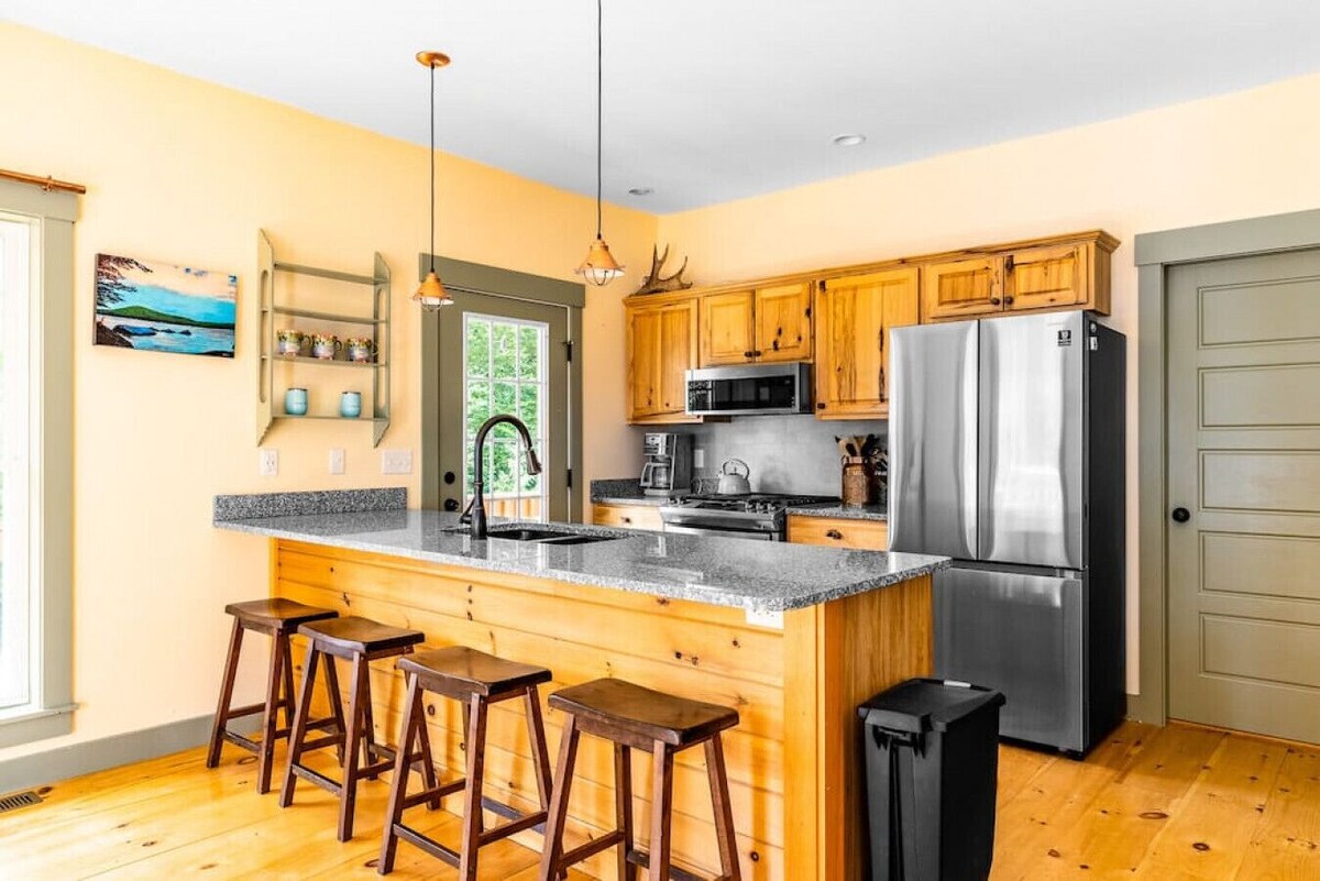 Spacious Lake House + 2 Detached Guest Houses