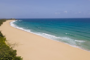 Beach in front of the apartment "Caza y Pesca"