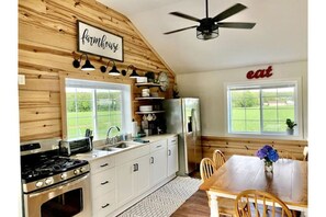 Watch deer graze in the field as you make dinner. A full kitchen & table for 4.