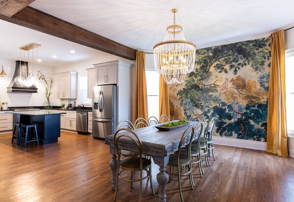 Open Kitchen + Table Seating For 10+
