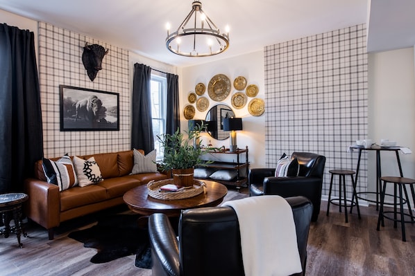 Buffalo Trace Unit 304, King Ensuite Bedroom, Full Kitchen, 2 Smart TV's