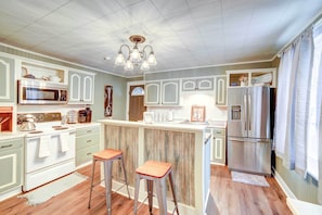 Kitchen | Blender | Slow Cooker | Toaster | Complimentary Spices