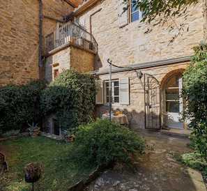 Building Exterior, Garden, Main Entrance