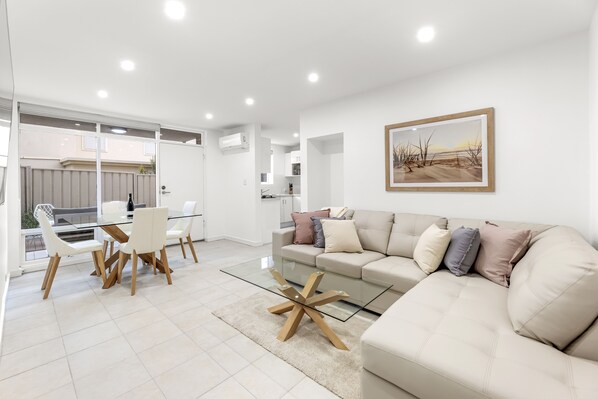 Lounge & Dining Room 