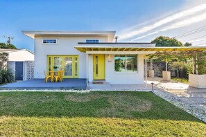 Enjoy the large front yard, with shrubs in front for privacy. 