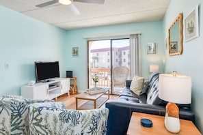 This unit features cozy, coastal vibes!