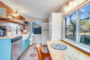 Bright and modern full kitchen