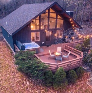 Outdoor Deck w/ Hot Tub & Fire Table