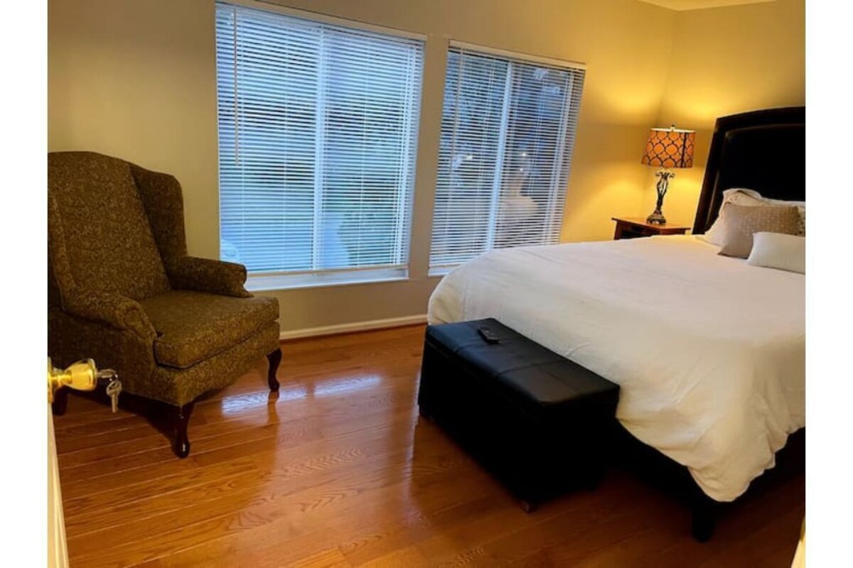 3 Story SF Home – 5 BDR 3.5 Bath – Prime Location!