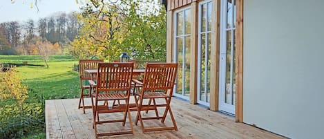 Terrasse mit Blick in die Natur
