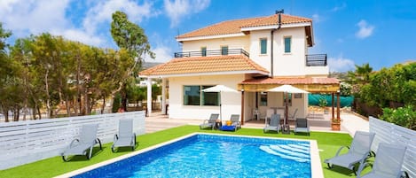 Beautiful villa with private pool and terrace with sea views