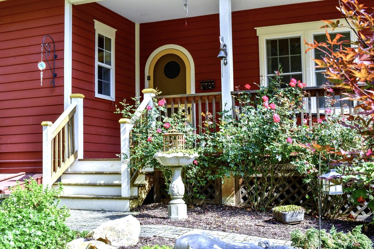 Majestic Creek Views | Romantic | Mountain Vibes | Unique | Private | Warm