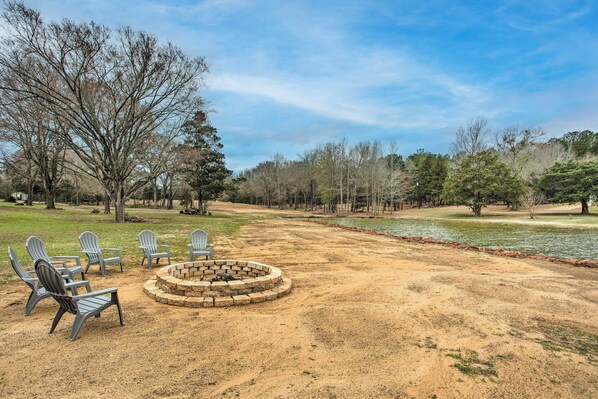 Frankston Vacation Rental | 4BR | 3.5BA | Stairs Required | 2,268 Sq Ft