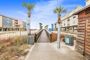 2 minute-walk to beach access across from Sweet Mama's on 10th St.