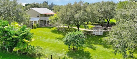 Lovely home. Beautiful & peaceful backyard & outdoor space - Lance & Kathleen