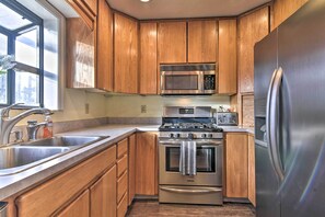 Kitchen | Blender | Trash Bags & Paper Towels Provided