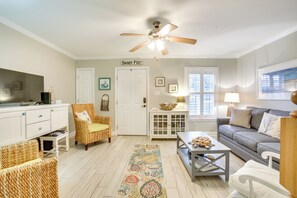 Living Room | Queen Sleeper Sofa | 1st Floor | Smart TV | Books | VCR