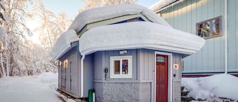 Fairbanks Vacation Rental | 1BA | Studio | 400 Sq Ft | Stairs Required