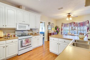 Kitchen | Keurig Coffee Maker | Blender | Crockpot | Dishwasher