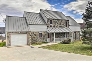 Home Exterior | Parking | Garage (1 Vehicle) | Driveway (2 Vehicles)