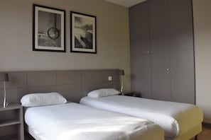 Welcome to our modern 21m2 twin room in Lyon.