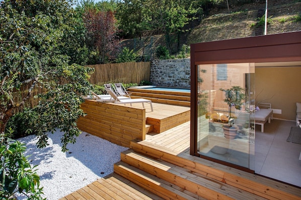 Outdoor spa tub