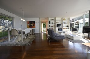 Open plan living and dining area