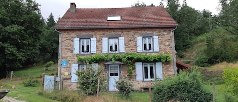 La maison dans son écrin de verdure