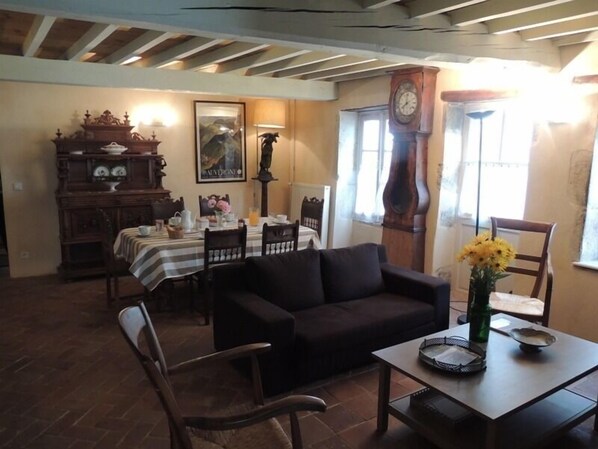pièce principale: salon et salle à manger