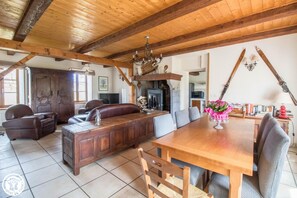 Salle à manger avec grande cheminée (poele à bois). Bois fourni.