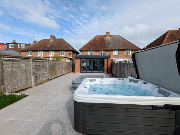 Outdoor spa tub