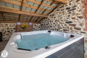 Indoor spa tub