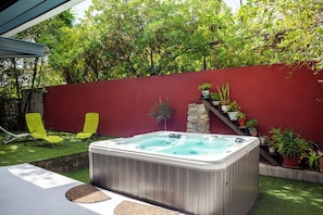 Outdoor spa tub