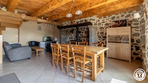 Salon/séjour ouvert sur la cuisine au rez-de-chaussée