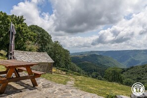 Terrasse avec vue sur le Cézallier et la vallée de Courgoul devant le gßte