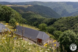 Le gßte de vos et son panorama sur le Cézallier et la vallée de Courgouls