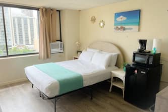 Renovated Beachy Studio at Hawaiian Monarch | Pool