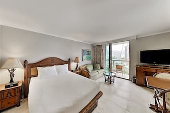 Lovely Luana Waikiki Studio | Private Lanai