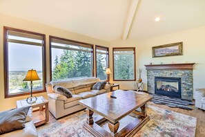 Living Room | 1st Floor | Fireplace | Free WiFi | Smart TV