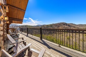 Views from every level of this 3-story cabin.