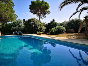 La piscine devant la terrasse