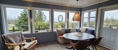 Living room with a view of Lake Þingvellir