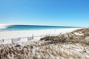 Spectacular Beaches in front of Mainsail! 