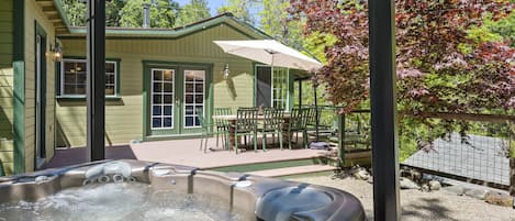 Caz-A-Verde outdoor living in the redwood forest