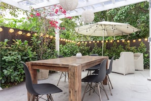 OUTDOOR DINNING AREA
