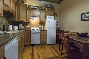 Calhoun-toy-kitchen