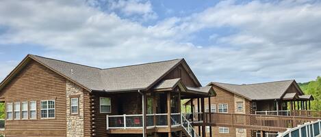 Walk-in Log Cabin by Silver Dollar City & Table Rock Lake! No steps or stairs!