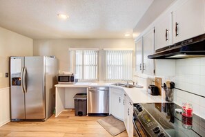 Kitchen | Outdoor Dining Area | Ceiling Fans | Free WiFi