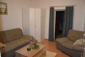 gemütliches Appartement- 1 Person, 25qm, extra Küche, Terrasse mit Bergblick-Wohnbereich